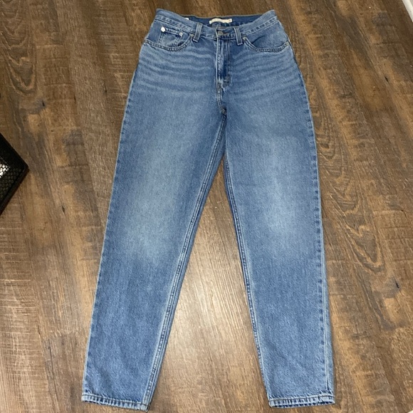 LEVI’S 80s MOM JEAN HI WAISTED TAPERED LEG 100% COTTON MOM JEAN IN MEDIUM WASH - Picture 10 of 16